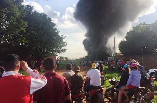Aeronave de combate ao narcotráfico cai na fronteira e casa incêndio em depósito de produtos para à saúde
