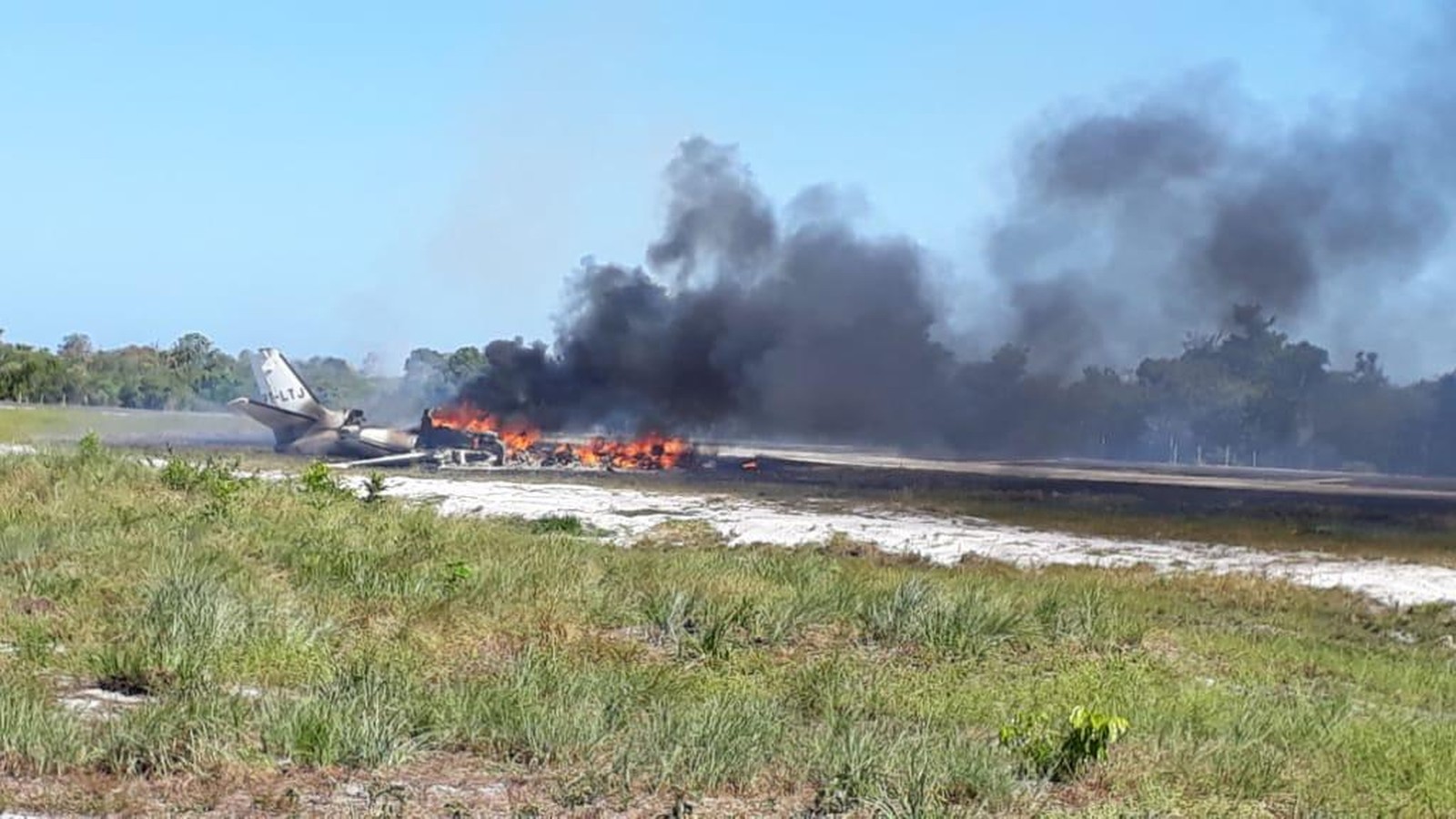 Aeronave cai durante pouso em pista de resort, pega fogo e deixa 1 morto e 9 feridos na Bahia