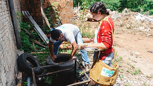 Agentes de endemias de Coxim orientam população quanto à dengue na volta das chuvas