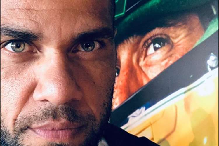 Daniel Alves marca presença no GP do Brasil e compara Hamilton a Ayrton Senna