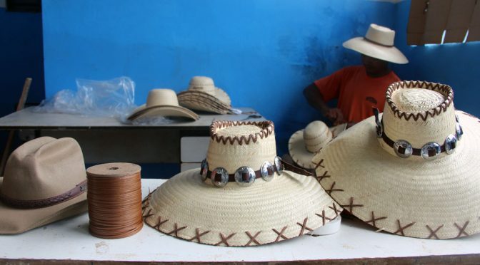 Com produção de chapéus e artefatos em couro, parceria da Agepen garante trabalho e remição na pena a detentos