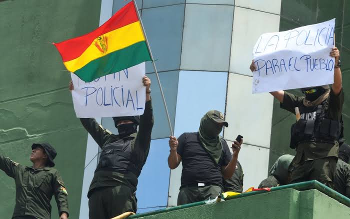 Salário baixo levou polícia da Bolívia a rejeitar Morales