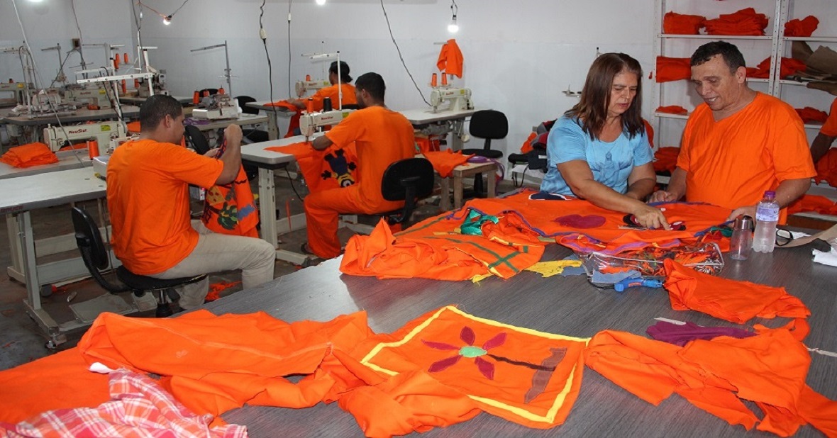 Unindo sustentabilidade à ressocialização, detentos aprendem a confeccionar peças exclusivas