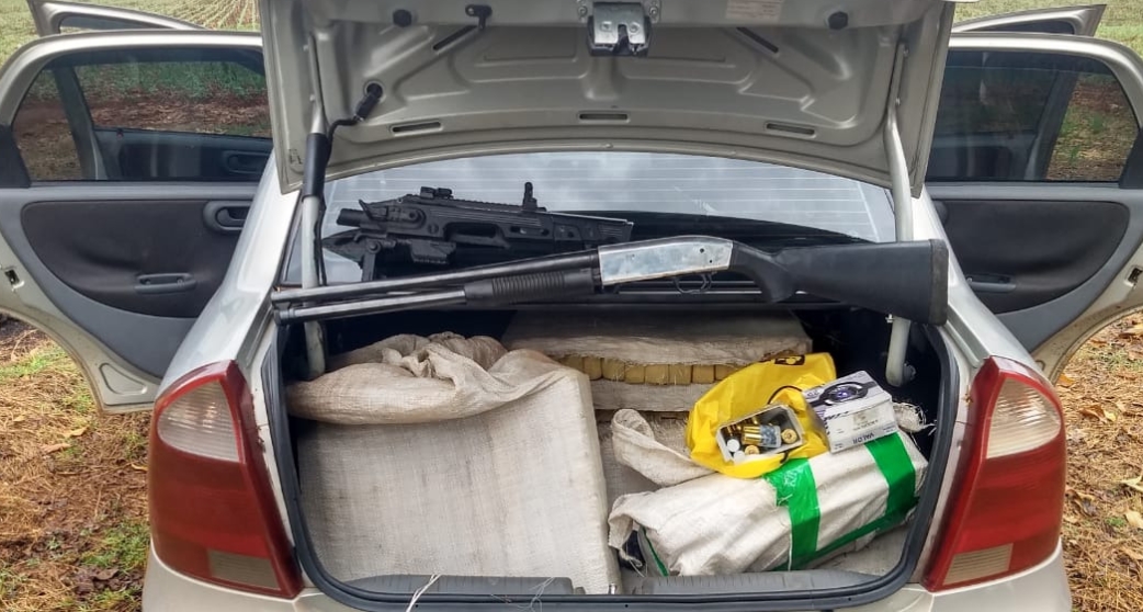 Homem é preso com veículo furtado carregado com maconha, arma e munições