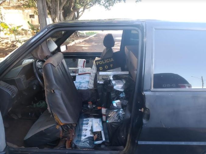 DOF apreende veículo carregado com pacotes de cigarros contrabandeados