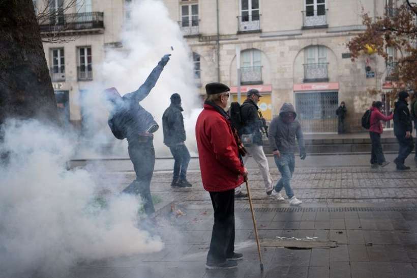 Sindicatos franceses pedem intensificação da greve após proposta de reforma