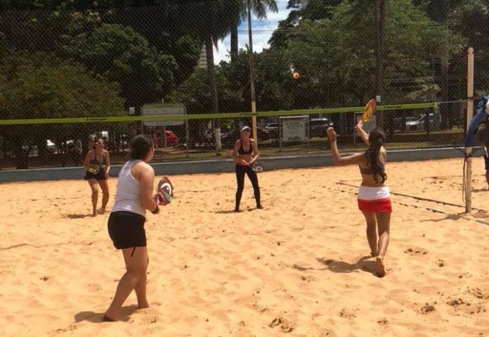 Atletas de 4 municípios disputam o reinado do beach tennis no estado
