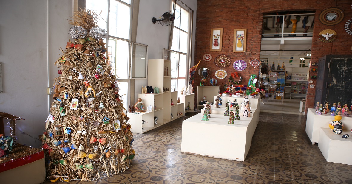 Casa do Artesão oferece opções de decorações natalinas e presentes com a cara da nossa terra