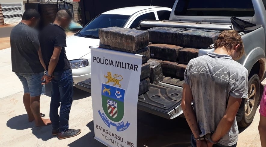 Em Bataguassu, Polícia Militar prende dupla em caminhonete carregada com 660 quilos de maconha e apreende veículo com indivíduos que faziam a função de batedores.