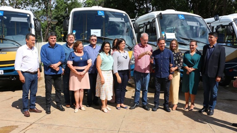Em Seminário sobre a Primeira Infância, Campo Grande recebe micro-ônibus adaptado para a Assistência Social