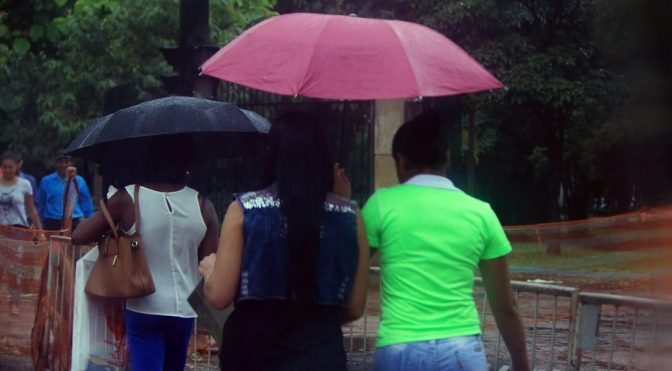 Guarda-chuva é item obrigatório na volta do feriado em MS