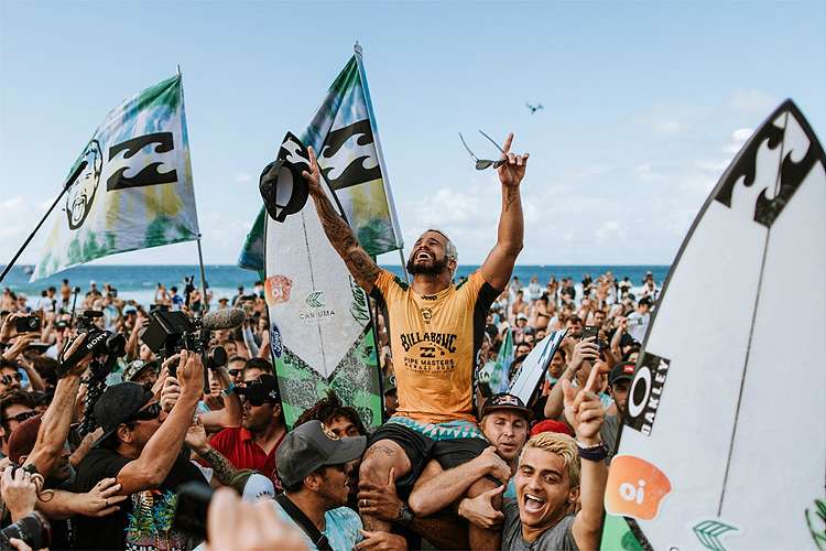 Italo Ferreira desbanca Gabriel Medina e conquista o título mundial de surfe