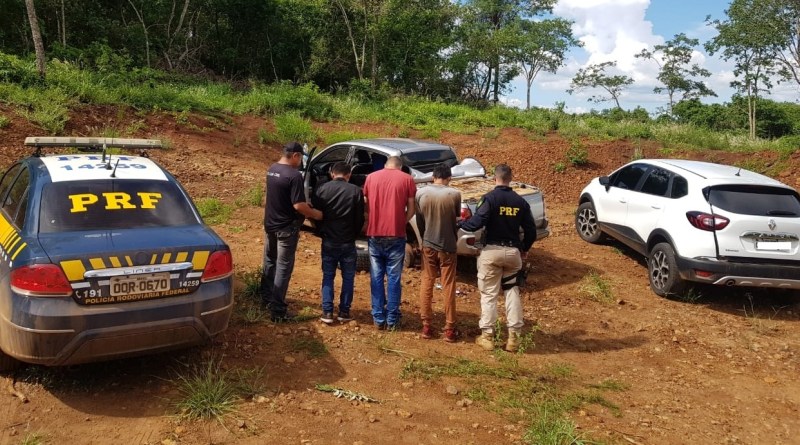 PRF apreende 1,5T de maconha, recupera veículo e prende três homens em Guia Lopes da Laguna