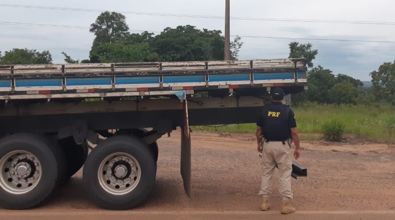 PRF flagra caminhão com suspensão irregular na BR-262
