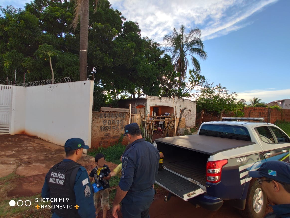 Policiais Militares da 5ª CIPM realizam entrega de alimentos e brinquedos à família na Vila Sobrinho durante Operação Boas Festas.