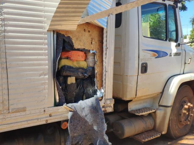 Policiais do DOF apreendem mais de 450 quilos de droga em um compartimento falso em baú de caminhão