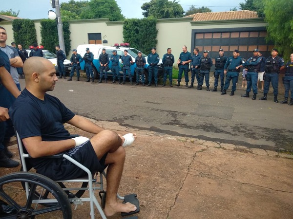 Policial vítima de grave acidente cumprindo seu dever é recebido com festa em Ponta Porã