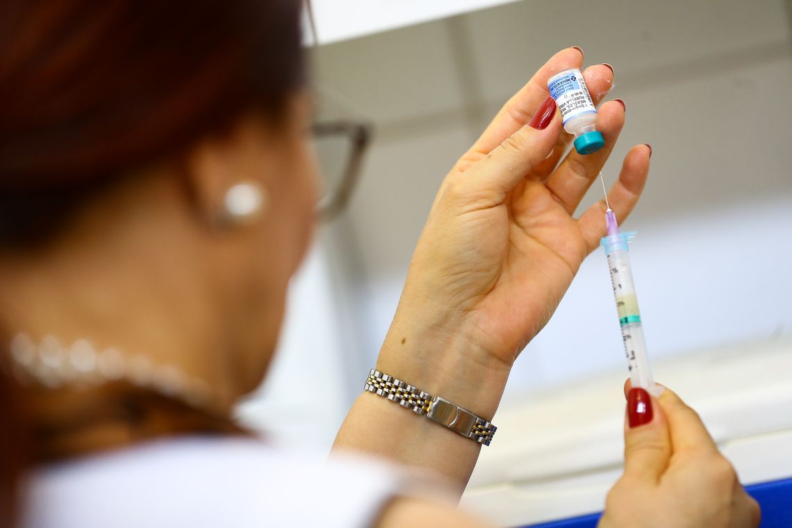 Rússia: médicos serão vacinados contra covid-19 em duas semanas