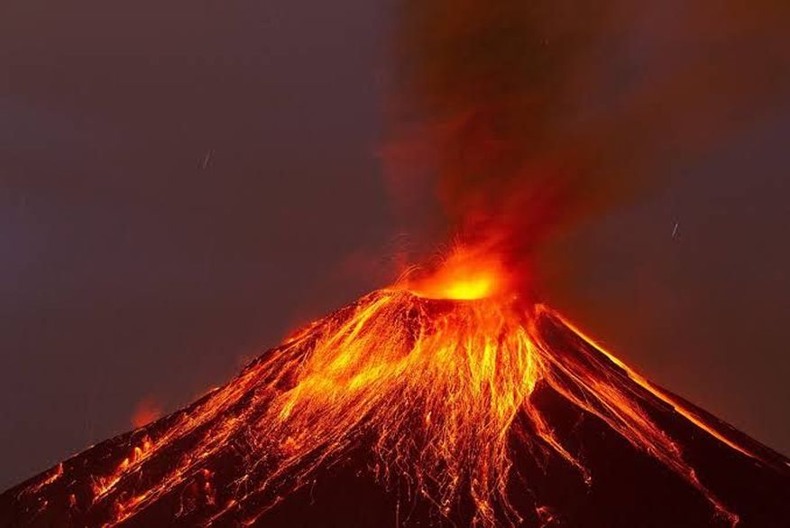 Vulcão entra em erupção no Equador