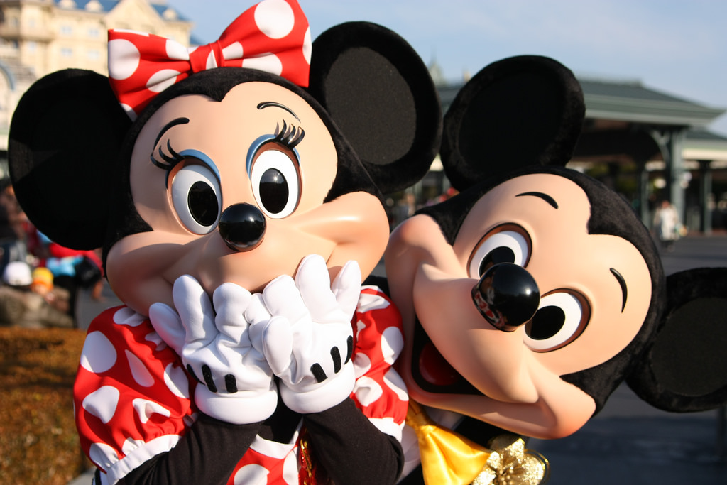 Mickey e a Minnie da Disney World acusam turistas de toques impróprios