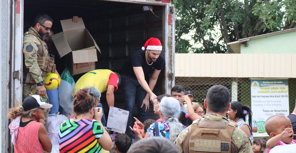 Ação beneficente: Crianças do Nova Lima recebem brinquedos dos policiais do Garras