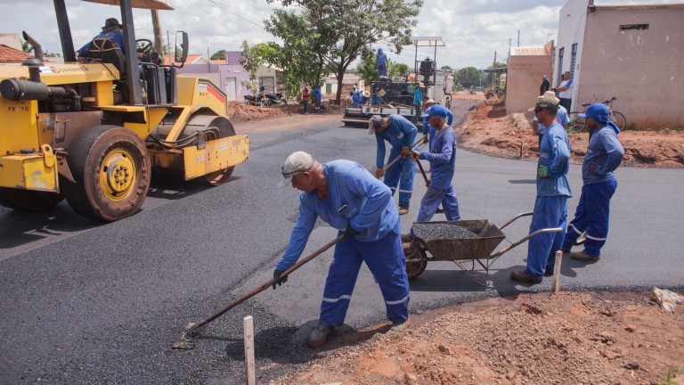 Após 40 anos de espera, divisa do Nova Lima com Anache comemora chegada do asfalto