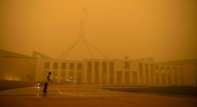 Austrália esvazia parte da capital com possível retorno de incêndio
