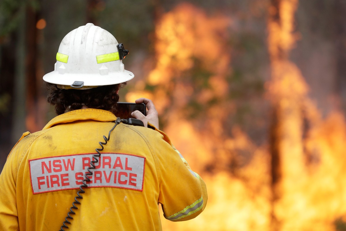 Austrália diz que 250 mil precisam sair de casa por intensificação de incêndios