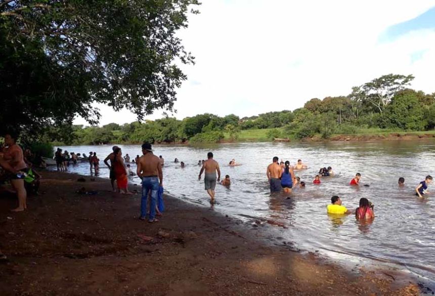 Calorão de quase 40 graus levam banhistas a refrescar no Rio em Fátima do Sul