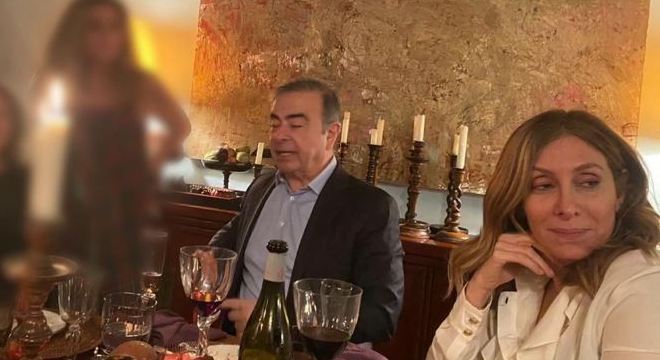 Carlos Ghosn foi flagrado ao lado da mulher em jantar de Ano Novo