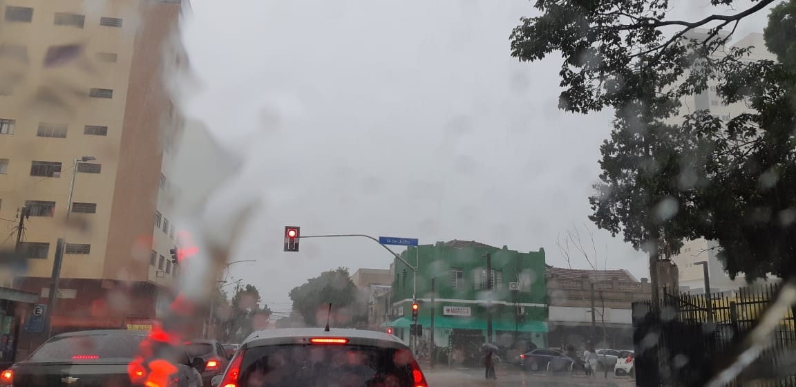 Chuva não dá trégua em Campo Grande, veja previsão