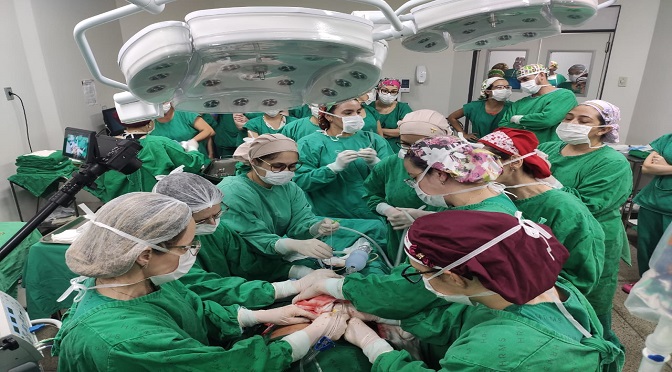 Cirurgia complexa e inédita mobiliza 50 profissionais do HRMS