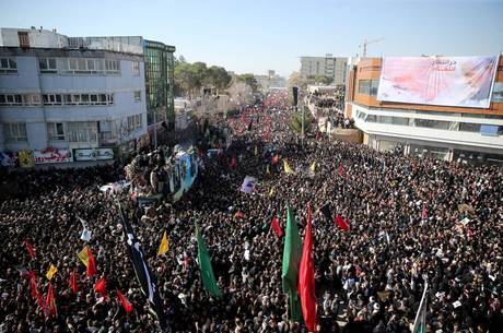 Confusão em funeral de Soleimani deixa pelo menos 40 mortos