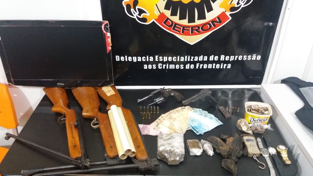DEFRON prende homem com armas, munições e drogas em Dourados