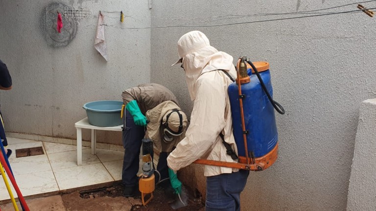 De casa em casa, equipe do CCZ atua no combate do escorpião em áreas de risco
