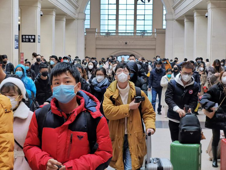 Hospital na China lotado de pessoas em meio a surto de coronavírus