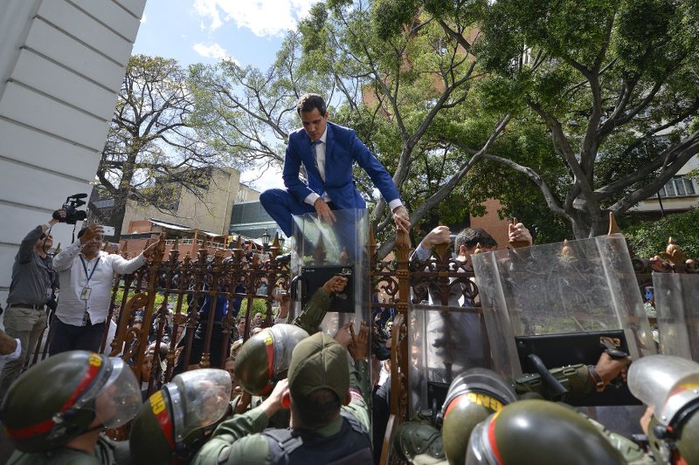 Opositores ratificam Guaidó como chefe do Parlamento na Venezuela
