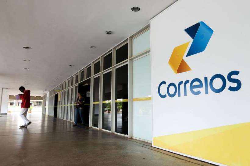 Para privatizar Correios, governo precisa reduzir número de funcionários