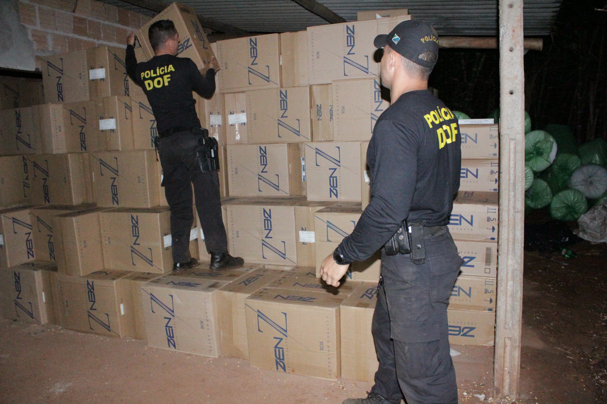 Policiais do DOF fecham grande depósito de cigarro contrabandeado em Mundo Novo