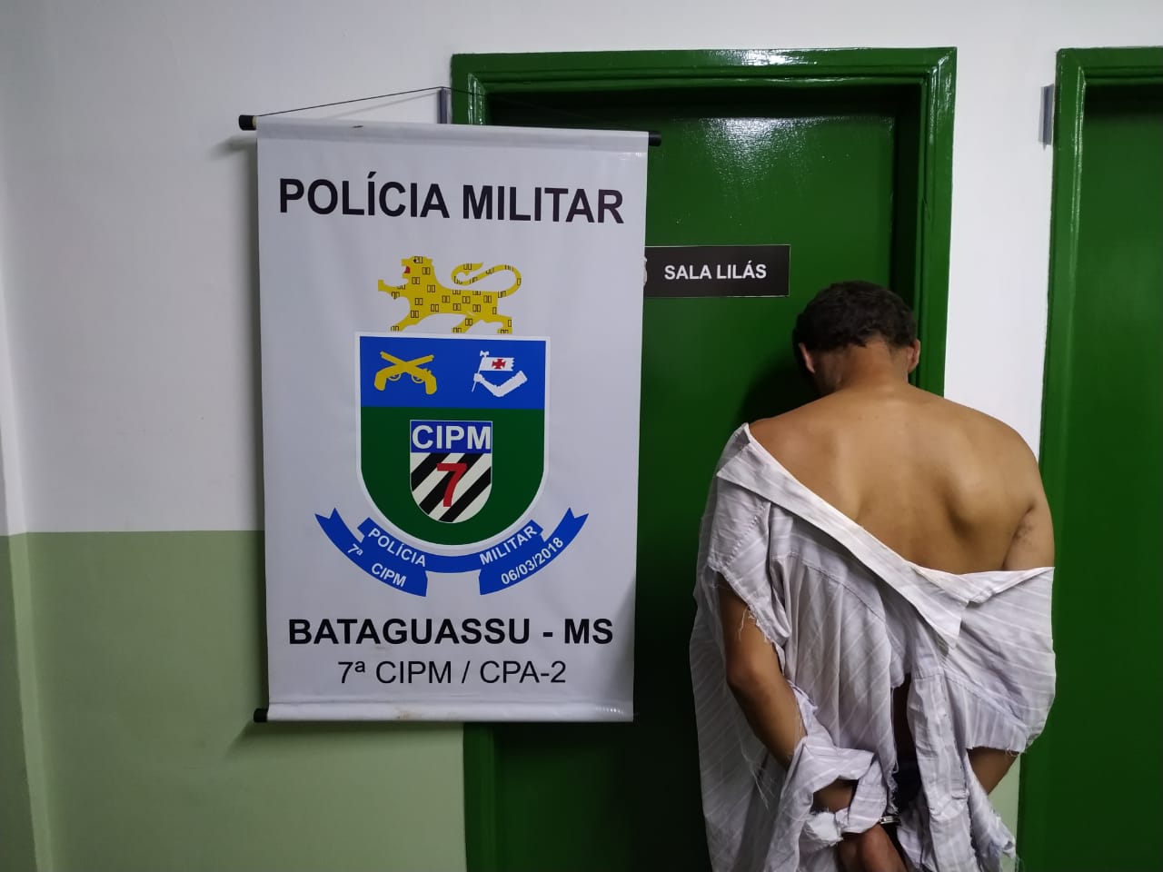 Polícia Militar prende homem com faca após ameaçar proprietário e clientes de conveniência em Bataguassu.