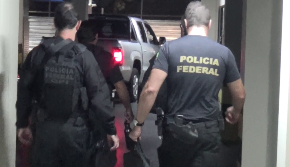 Polícia Federal recebe chefe de organização criminosa que foi extraditado do Paraguai