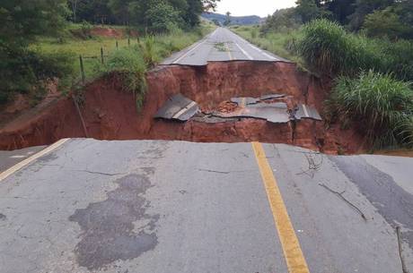 Ponte cai com chuva, cratera se abre e engole carro em rodovia