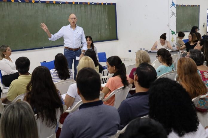Ponta Porã: Prefeito Hélio destaca investimentos e agradece professores em reunião na Educação