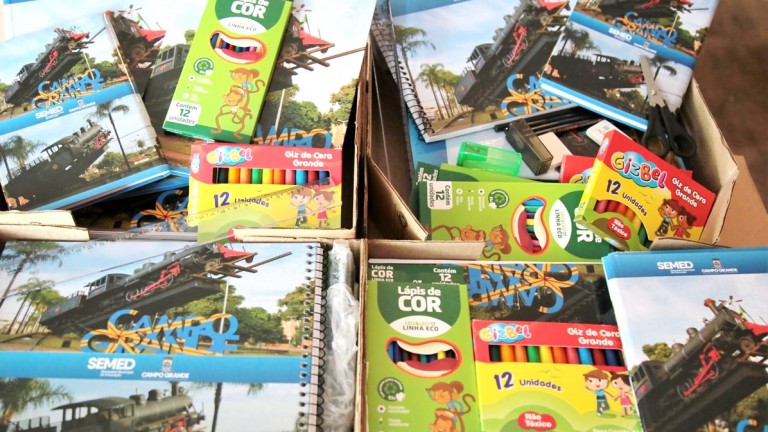 Prefeitura começa a receber kits escolares para o ano letivo de 2020