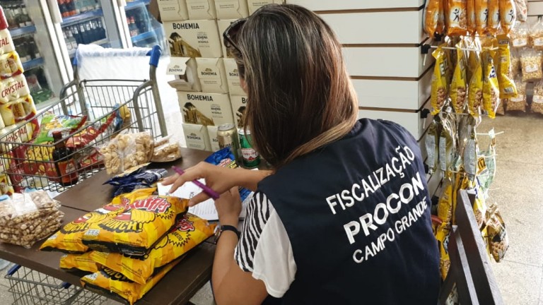 Procon fiscaliza conveniência na Vila Planalto e encontra irregularidades