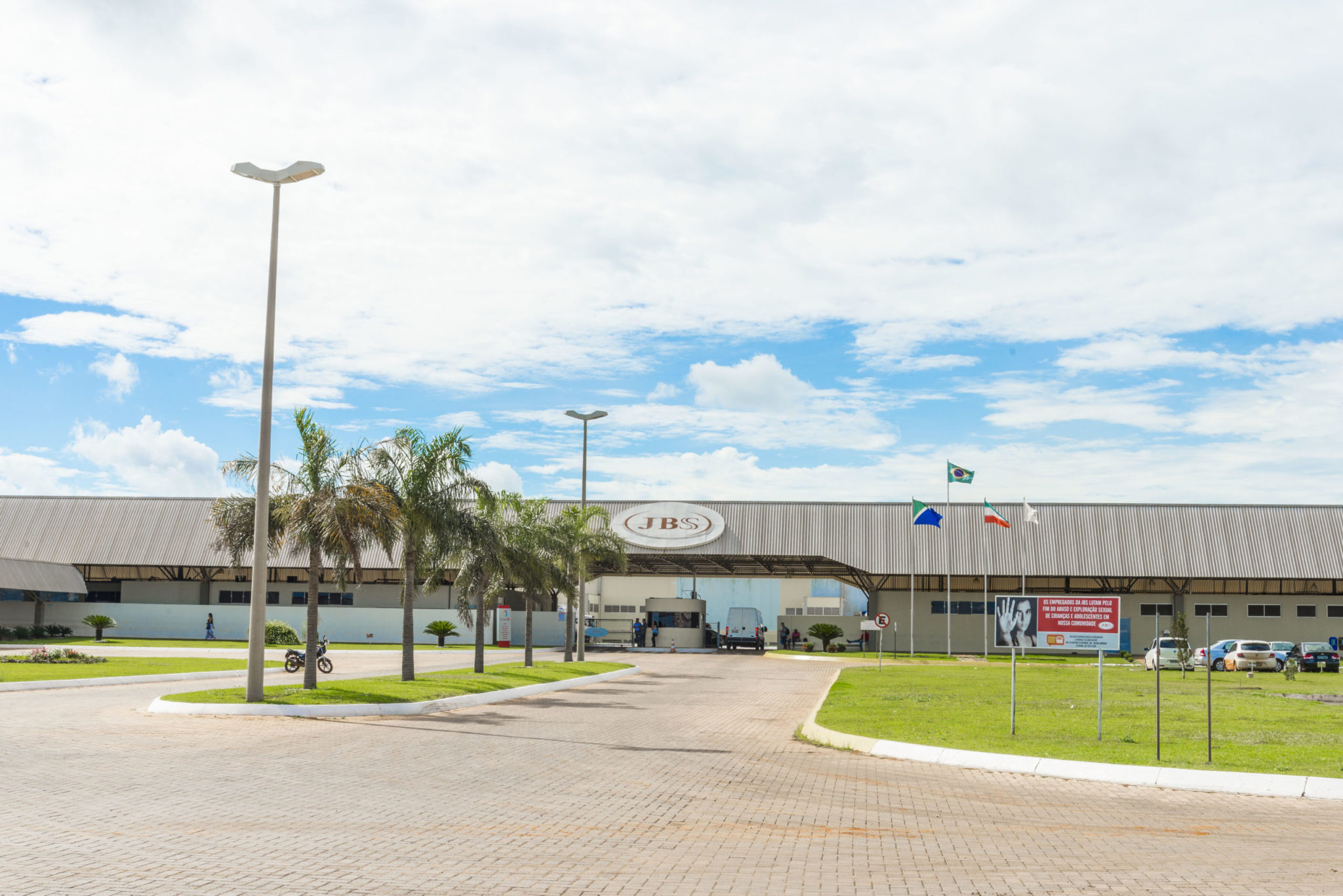 JBS oferece 330 vagas de empregos em Mato Grosso do Sul