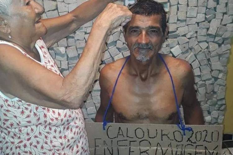 Aos 61 anos, jardineiro é aprovado em universidade e foto da mãe de 91 raspando cabelo do filho viraliza