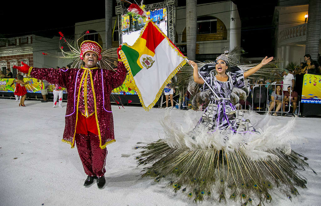 Carnaval: Imperatriz Corumbaense dá show na Avenida