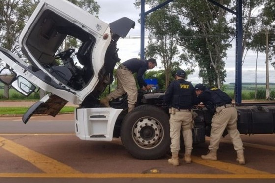 PRF apreende em São Gabriel caminhão adulterado que saiu de Umuarama