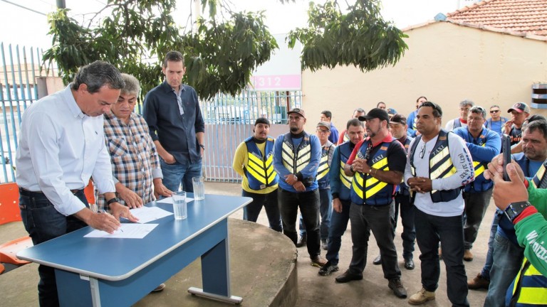 Prefeito assina decreto que atende reivindicação antiga de mototaxistas